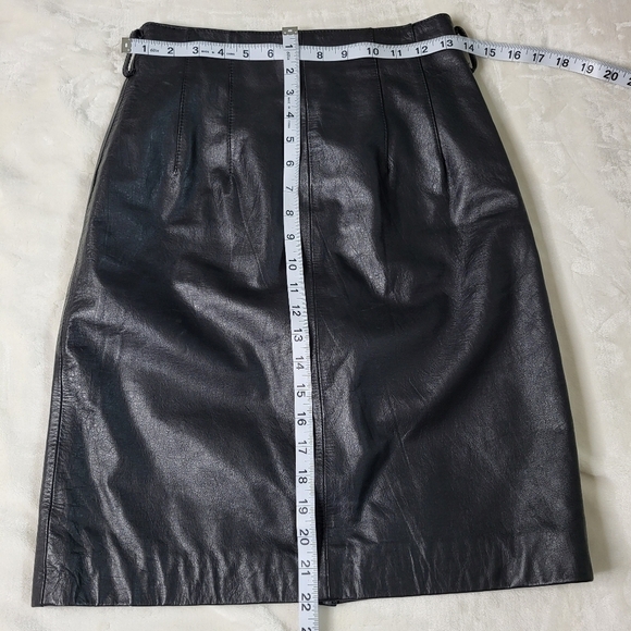 Vintage Wilson's Black Leather Skirt. Size 8 - Picture 9 of 11